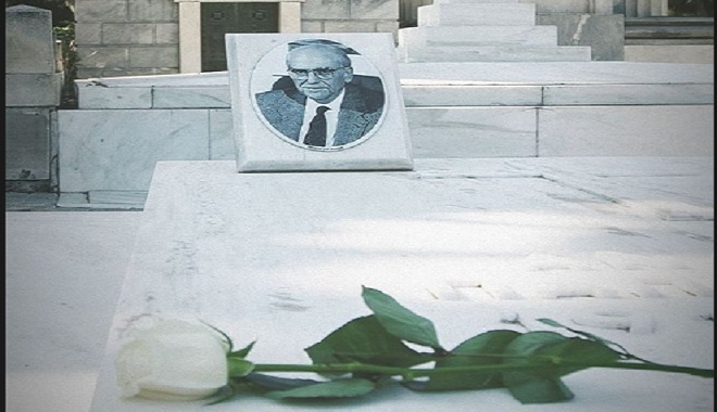 Στον τάφο του Ανδρέα Παπανδρέου ο Νίκος Ανδρουλάκης