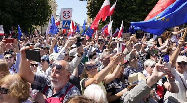 Πολωνία: Στους δρόμους μισό εκατομμύριο πολίτες στη μεγαλύτερη αντικυβερνητική διαδήλωση στη Βαρσοβία