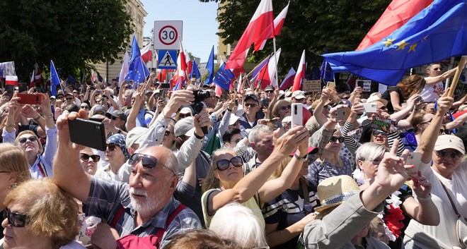 Πολωνία: Στους δρόμους μισό εκατομμύριο πολίτες στη μεγαλύτερη αντικυβερνητική διαδήλωση στη Βαρσοβία