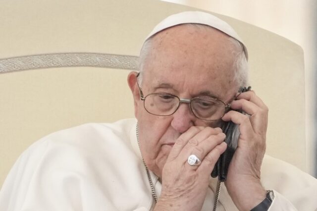 Πάπας Φραγκίσκος: Έσπασε το πρωτόκολλο και ζήτησε το κινητό του – Σε ποιον τηλεφώνησε