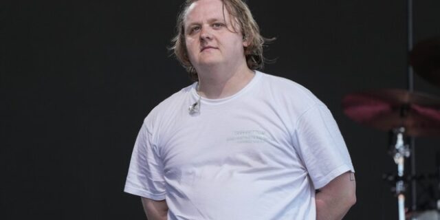 Lewis Capaldi: Ακυρώνει την περιοδεία του λόγω προβλήματων από το σύνδρομο Tourette