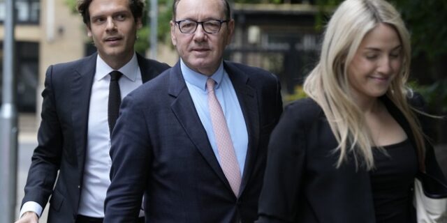 Κέβιν Σπέισι: Άρχισε η δίκη του ηθοποιού για σεξουαλική επίθεση
