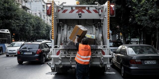 Θεσσαλονίκη: Εργατικό ατύχημα για εργαζόμενη στην καθαριότητα μετά από πτώση απορριμματοφόρου σε λακκούβα
