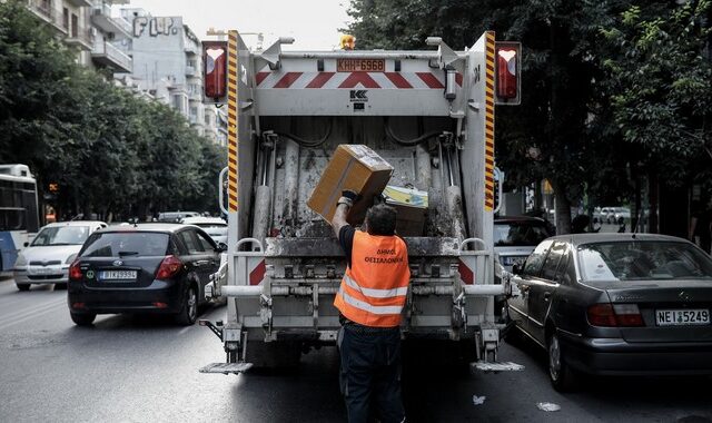 Θεσσαλονίκη: Εργατικό ατύχημα για εργαζόμενη στην καθαριότητα μετά από πτώση απορριμματοφόρου σε λακκούβα