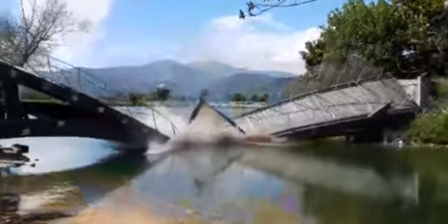 Άρτα: Κατέρρευσε ξύλινη γέφυρα σε πάρκο που επισκέπτονται εκατοντάδες πολίτες – Βίντεο
