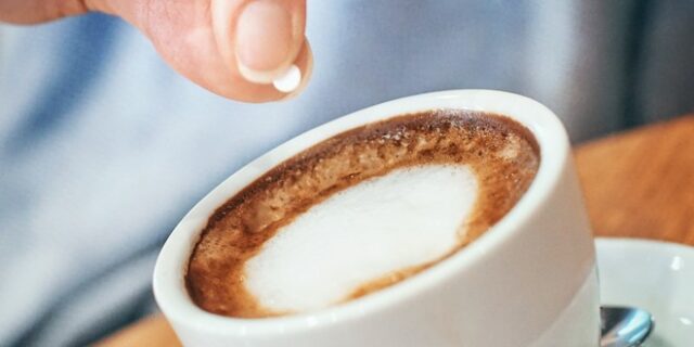 Reuters: Συναγερμός για την ασπαρτάμη – Εξετάζεται ως πιθανώς καρκινογόνος ουσία