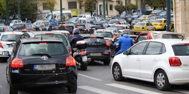 Έρευνα: “Οδηγάρες” οι Έλληνες – Tο smartphone στο χέρι, το πόδι στο γκάζι και δεν φταίνε ποτέ οι ίδιοι