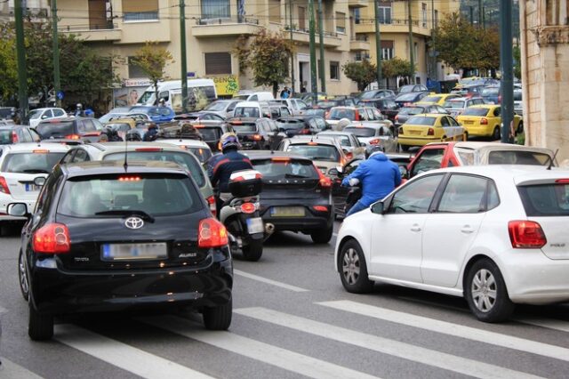 Έρευνα: “Οδηγάρες” οι Έλληνες – Tο smartphone στο χέρι, το πόδι στο γκάζι και δεν φταίνε ποτέ οι ίδιοι