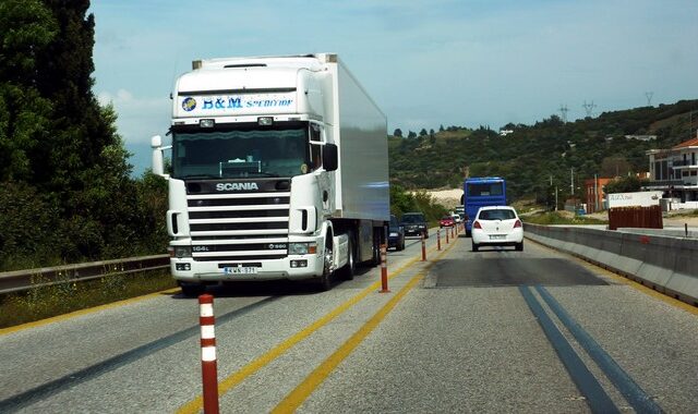 Με δυσκολία η κυκλοφορία στην Εθνική Οδό Αθηνών-Πατρών εξαιτίας τροχαίου με νταλίκα έξω από το Ξυλόκαστρο