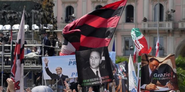 Κηδεία Μπερλουσκόνι: Πλήθος κόσμου αποχαιρέτησε τον “Καβαλιέρε”