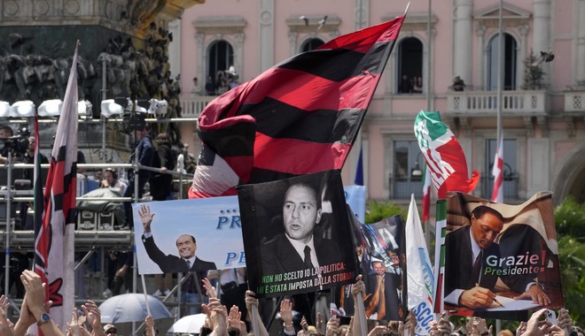 Κηδεία Μπερλουσκόνι: Πλήθος κόσμου αποχαιρέτησε τον “Καβαλιέρε”