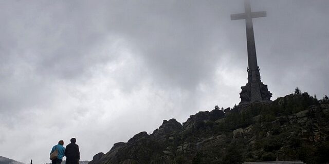 Ισπανία: Αρχίζει η εκταφή 128 θυμάτων του Εμφυλίου από το μαυσωλείο του Φράνκο
