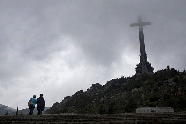 Ισπανία: Αρχίζει η εκταφή 128 θυμάτων του Εμφυλίου από το μαυσωλείο του Φράνκο