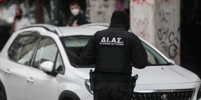 Θεσσαλονίκη: Αστυνομικοί απεγκλώβισαν βρέφος από κλειδωμένο ΙΧ