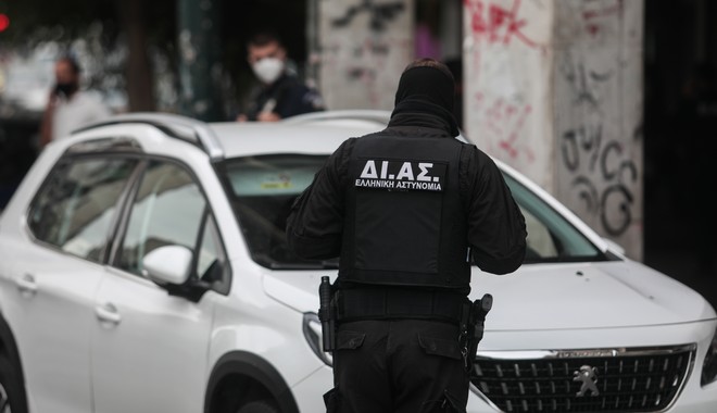 Εξιχνιάστηκε απόπειρα ανθρωποκτονίας στο κέντρο της Αθήνας – Του επιτέθηκαν με χατζάρες
