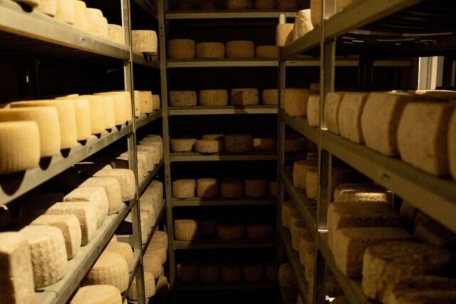 Σκοτύρι, μυζήθρα και γραβιέρα- Δοκιμάσαμε τα λαχταριστά τυριά της Ίου