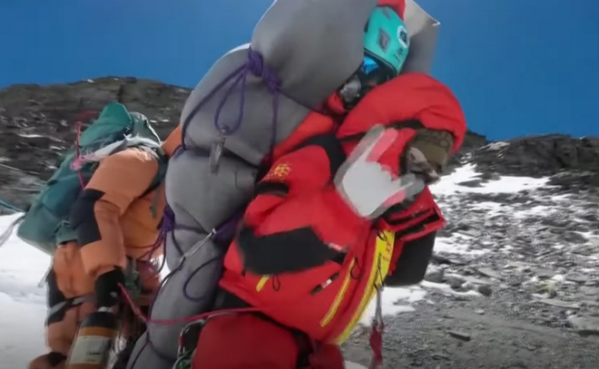 Βίντεο: Η στιγμή διάσωσης ορειβάτη από τη “ζώνη του θανάτου” στο Έβερεστ