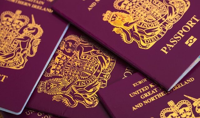 Υπάλληλος καθαριότητας βρήκε τυχαία σε σακούλα τα 80 από τα κλεμμένα διαβατήρια από κούριερ