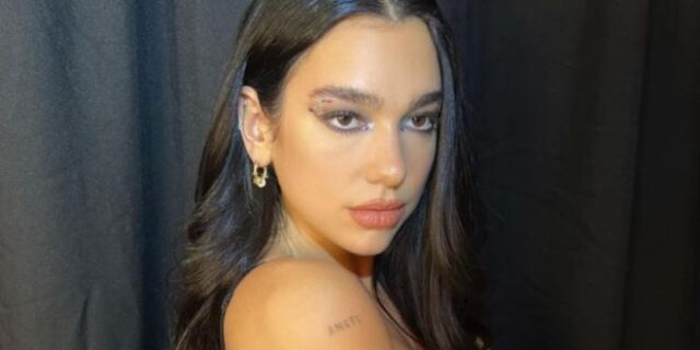 Dua Lipa: Ποζάρει αισθησιακά με ροζ μπικίνι και μας θυμίζει Barbie