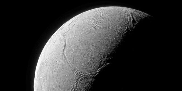 Κρόνος: Στο φεγγάρι του βρέθηκε βασικό δομικό στοιχείο για τη ζωή