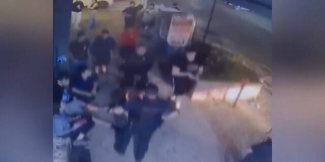 Ελληνικό: Βίντεο ντοκουμέντο από τη ληστεία με μαχαίρι – Ο 17χρονος περιμένει τραυματισμένος το ΕΚΑΒ