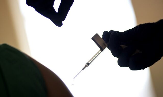 Εμβόλιο κορονοϊού: Η BioNTech αντιμέτωπη με την πρώτη αγωγή για φερόμενες παρενέργειες