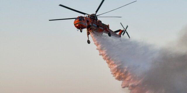 Οριοθετήθηκε η φωτιά στη Ναύπακτο – Επιχειρούν επίγειες και εναέριες δυνάμεις