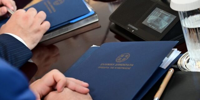 Τι περιέχουν οι “περίφημοι” μπλε φάκελοι που έδωσε ο Μητσοτάκης στους υπουργούς