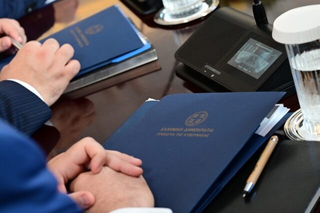 Τι περιέχουν οι “περίφημοι” μπλε φάκελοι που έδωσε ο Μητσοτάκης στους υπουργούς