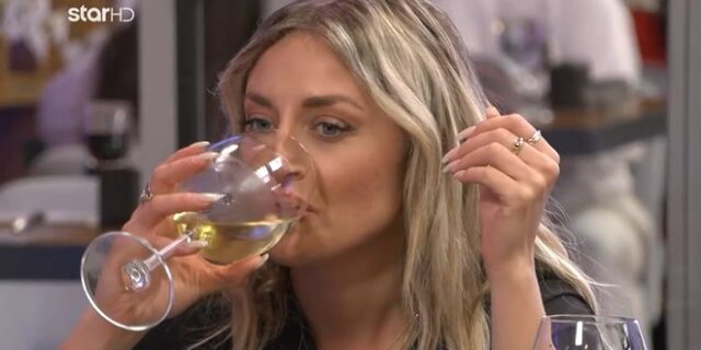 First Dates: Έπινε το ένα κρασί μετά το άλλο για να αντέξει – “Είναι ένας φλώρος με παπιγιόν”