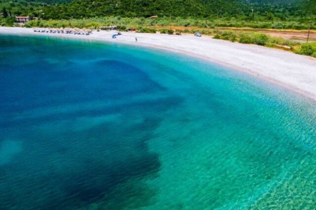 Διακοπές: “Απομονωθείτε” σε μια από τις ομορφότερες παραλίες της Πελοποννήσου