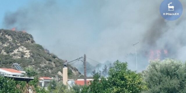 Ρόδος: Φωτιά κοντά σε κατοικημένη περιοχή στην Κρεμαστή – Κινητοποιήθηκαν και εναέρια μέσα