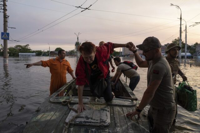 Ουκρανία: Με βάρκες απομακρύνονται οι εγκλωβισμένοι κάτοικοι από τις πλημμυρισμένες περιοχές της Χερσώνας