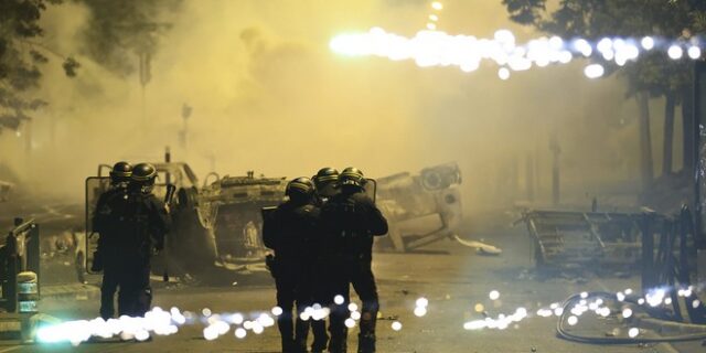 Ταραχές στη Γαλλία: Μπλόκο σε συγκεντρώσεις, “χειρόφρενο” σε ΜΜΜ – 875 συλλήψεις