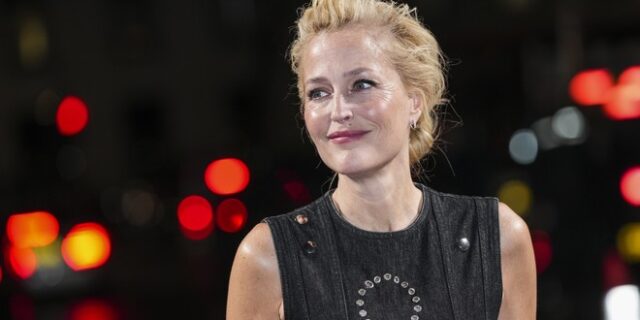 Gillian Anderson: Ποζάρει topless και στέλνει μήνυμα κατά της υπεραλίευσης στην Ευρώπη