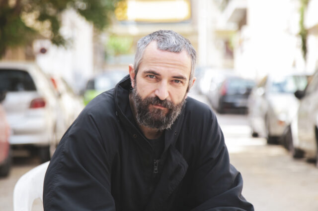Ο Άρης Σερβετάλης στο NEWS 24/7: “Πόσο εύκολο είναι άραγε να κάνει κάποιος μια κατακόρυφη βουτιά εντός του;”