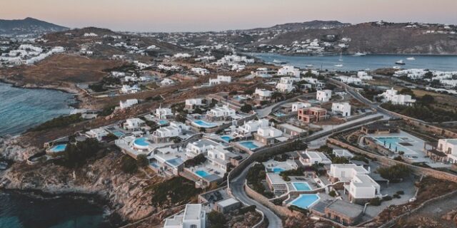 Μύκονος: Σύλληψη γνωστού επιχειρηματία κι άλλων εννέα για παράνομο πάρτι – Εντοπίστηκαν ναρκωτικά