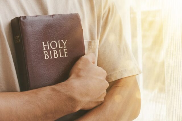 Απαγόρευσαν τη Βίβλο στα δημοτικά σχολεία της Γιούτα λόγω “χυδαιότητας και βίας”