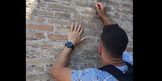 Ιταλία: Τουρίστας βανδάλισε τοίχο του Κολοσσαίου κι έφυγε ανενόχλητος – ΒΙΝΤΕΟ