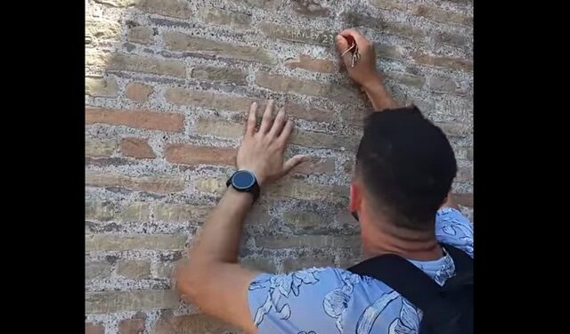 Ιταλία: Μετανιωμένος ο τουρίστας που χάραξε το όνομά του σε τοίχο του Κολοσσαίου – “Δεν είχα συνειδητοποιήσει την ηλικία του”