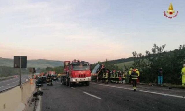 Ιταλία: Λεωφορείο έπεσε σε γκρεμό – 1 νεκρός και τουλάχιστον 14 τραυματίες