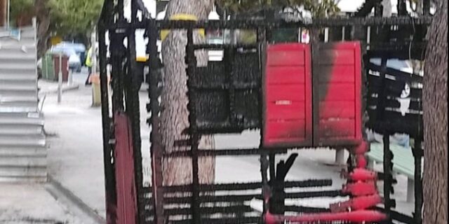 Εμπρηστική επίθεση στο περίπτερο του ΣΥΡΙΖΑ στον Άλιμο