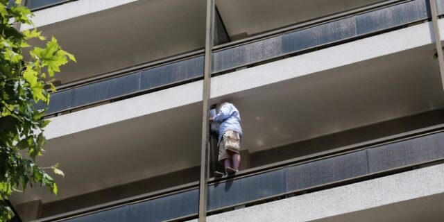 Συναγερμός στη Λάρισα: Γυναίκα απειλεί να πέσει από μπαλκόνι ξενοδοχείου