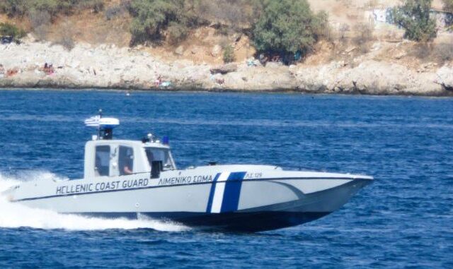 Χαλκιδική: Σκάφος έπεσε σε βράχια, εγκλωβίστηκαν εννέα επιβαίνοντες – Ένας τραυματίας