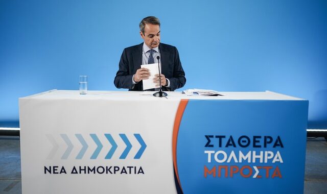 Τα σχέδια Μητσοτάκη για την κυβέρνηση: Πρωτοκλασάτοι στον πάγκο, κεντρώες “μεταγραφές”