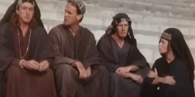 O John Cleese των Monty Python αρνείται να κόψει την “τρανς σκηνή” με τη Loretta