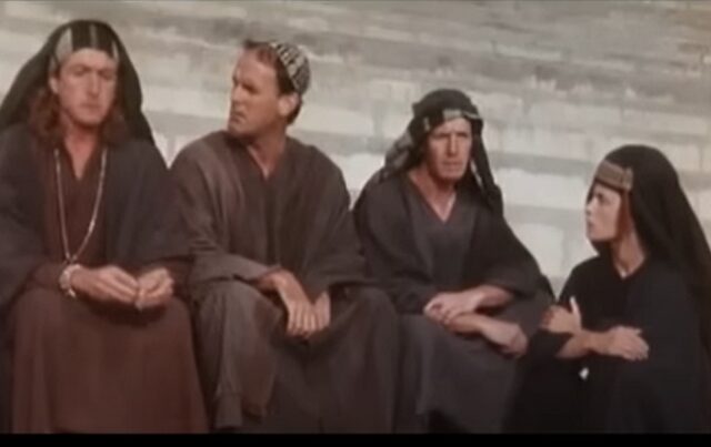 O John Cleese των Monty Python αρνείται να κόψει την “τρανς σκηνή” με τη Loretta