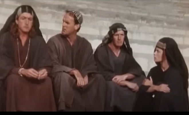 O John Cleese των Monty Python αρνείται να κόψει την “τρανς σκηνή” με τη Loretta