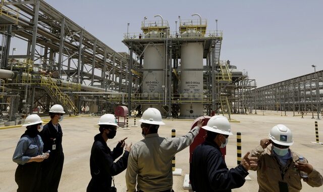 Σαουδική Αραβία: Μειώνει την ημερήσια παραγωγή πετρελαίου – Σε άνοδο οι τιμές