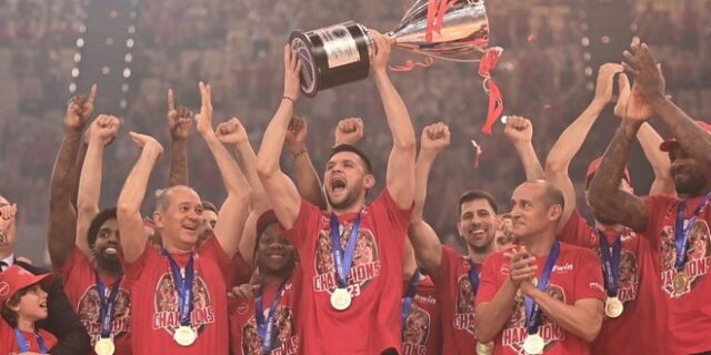 Ολυμπιακός: Η παρακάμερα από τη φιέστα έχει ανακούφιση, καπνογόνα και πολλά αυτόγραφα